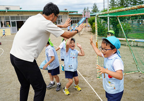 サッカーをする子ども